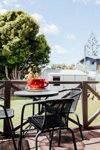 una mesa y sillas en un patio con un tazón. en StudioNESS, en Scamander