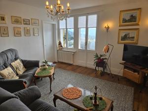 MaurenにあるAlpina wiewのソファとテレビのあるリビングルーム