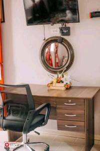 Μια τηλεόραση ή/και κέντρο ψυχαγωγίας στο Ashley & Bill's Suites N'Garden