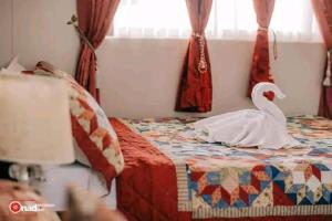 Ένα ή περισσότερα κρεβάτια σε δωμάτιο στο Ashley & Bill's Suites N'Garden