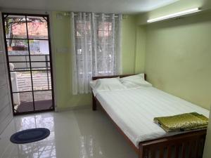 Giường trong phòng chung tại Petal Paradise