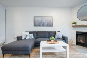 Χώρος καθιστικού στο Cranberry Apres Nest Bright Reno Near Blue Mtn