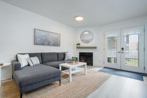 Χώρος καθιστικού στο Cranberry Apres Nest Bright Reno Near Blue Mtn