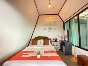 En eller flere senge i et værelse på ภูชี้ฟ้าอินน์ รีสอร์ท Phucheefainn Resort
