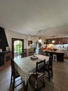 Kuchyň nebo kuchyňský kout v ubytování Chalet Caserón de Tejas, Amplia y confortable casa para hasta 11 huéspedes