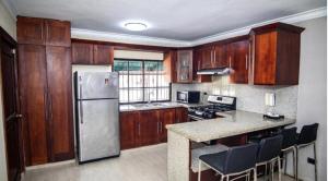 Η κουζίνα ή μικρή κουζίνα στο Yvette Teresa +2 φωτογραφίες