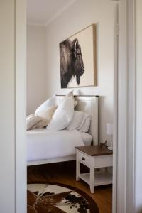 Drovers Run B&B and Events Venue的客厅里有一张白色的沙发和一张桌子