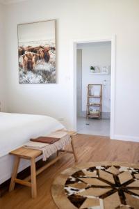 Drovers Run B&B and Events Venue的一间卧室,配有一张床和一群牛