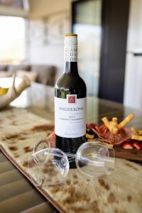 Drovers Run B&B and Events Venue的桌子上放一瓶葡萄酒和玻璃杯