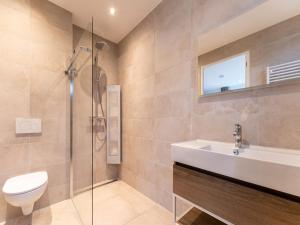 WestermientSerene Holiday Home in De Koog Texel with Sauna的浴室里有马桶、洗手池和淋浴。