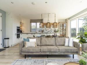 WestermientSerene Holiday Home in De Koog Texel with Sauna的客厅里有一张沙发和一个厨房