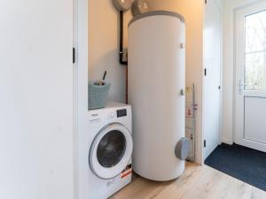 WestermientSerene Holiday Home in De Koog Texel with Sauna的隔壁的洗衣房配有洗衣机和烘干机 更多33张照片