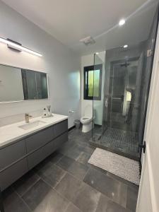 Et badeværelse på Burbank - Starlight Hills Private Luxury Guest House + 13 billeder