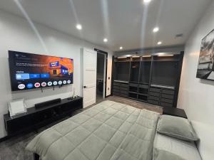 Et tv og/eller underholdning på Burbank - Starlight Hills Private Luxury Guest House