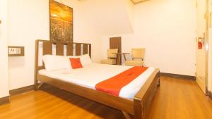 a bedroom with a large bed in a room at RedDoorz at Emperor Manila Boutique Hotel in Manila