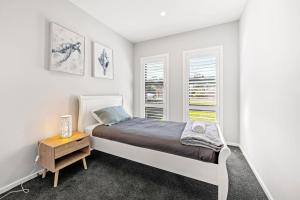 Ένα ή περισσότερα κρεβάτια σε δωμάτιο στο Catch & Relax - Pet Friendly - 4 Mins Walk to Beach