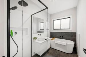 Ένα μπάνιο στο Catch & Relax - Pet Friendly - 4 Mins Walk to Beach +23 φωτογραφίες