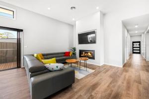 Μια τηλεόραση ή/και κέντρο ψυχαγωγίας στο Catch & Relax - Pet Friendly - 4 Mins Walk to Beach