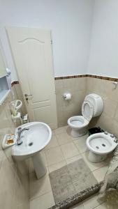 Et badeværelse på A pocas cuadras de la playa + 37 billeder