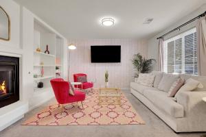 een woonkamer met een bank en een open haard bij Modern Luxe Stay • Bright & Photo-Ready in Broomfield