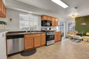 een keuken met een spoelbak en een fornuis bovenste oven bij Modern Luxe Stay • Bright & Photo-Ready in Broomfield