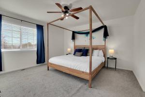 een slaapkamer met een hemelbed en een plafondventilator bij Modern Luxe Stay • Bright & Photo-Ready in Broomfield +36 foto's