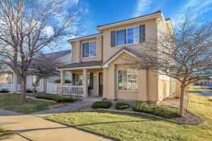 een huis met een boom ervoor bij Modern Luxe Stay • Bright & Photo-Ready in Broomfield