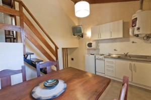 Η κουζίνα ή μικρή κουζίνα στο Monserrat Bungalows Con pileta y parrilla