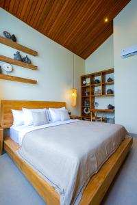 En eller flere senge i et værelse på Socis Del Boti Luxury Villas