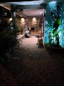 un soggiorno con un tavolo e alcune piante di Loft das Flores a Pomerode Altre 13 foto