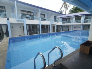 una gran piscina frente a un edificio en LuckyTito Divers Resort Boracay Island, en Boracay 17 fotos más