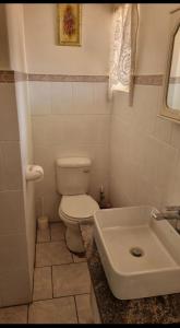 een badkamer met toilet en wastafel bij Highway Haven in Stilfontein