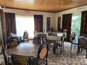 een eetkamer met tafels en stoelen in een kamer bij Highway Haven in Stilfontein