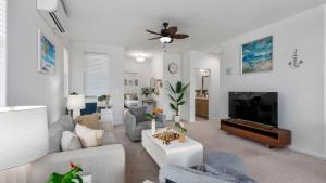 ein Wohnzimmer mit Sofa und Fernseher in der Unterkunft Oluolu by AvantStay Single-Story Home by Ocean in Waianae