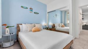 ein Schlafzimmer mit zwei Betten und einer blauen Wand in der Unterkunft Oluolu by AvantStay Single-Story Home by Ocean in Waianae + 44 Fotos