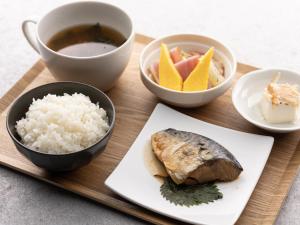 HOTEL felice Osaka Itami Airport - Vacation STAY 53144v في تويوناكا: صينية أرز وطبق طعام وفنجان قهوة +16 صورة