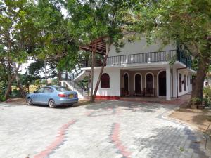 Bangunan di mana terletaknya rumah tamu ini