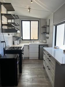 Køkken eller tekøkken på BEST home! YOUR new FAVOURITE! Book Now!