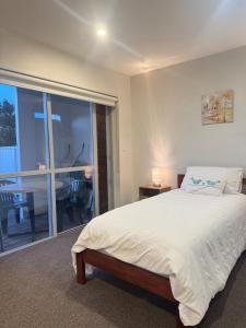 Ένα ή περισσότερα κρεβάτια σε δωμάτιο στο Convenient & Comfortable Apartment Suite in Albany