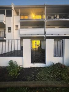 Το κτήριο όπου στεγάζεται  το διαμέρισμα