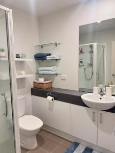 Ένα μπάνιο στο Convenient & Comfortable Apartment Suite in Albany