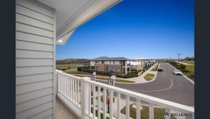 Sunbury home close to Melbourne airport في صَنبري: بلكونة منزل مطلة على شارع