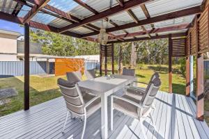 Patio nebo venkovní prostory v ubytování Happy House - Pet Friendly - 5 Min Walk to Beach