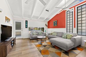 TV a/nebo společenská místnost v ubytování Happy House - Pet Friendly - 5 Min Walk to Beach