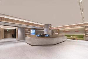 een lobby met receptie in een gebouw bij JI Hotel Chengdu Qingbaijiang Phoenix Lake in Chengdu