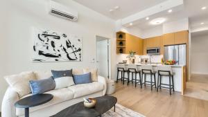 Kuchyň nebo kuchyňský kout v ubytování Honolulu Luxury Condo w Resort Amenities Private Courtyard Access