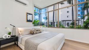 Postel nebo postele na pokoji v ubytování Honolulu Luxury Condo w Resort Amenities Private Courtyard Access + 41 fotografií