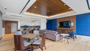 TV a/nebo společenská místnost v ubytování Honolulu Luxury Condo w Resort Amenities Private Courtyard Access