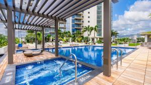 Bazén v ubytování Honolulu Luxury Condo w Resort Amenities Private Courtyard Access nebo v jeho okolí