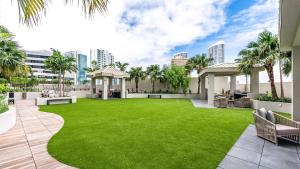 Zahrada ubytování Honolulu Luxury Condo w Resort Amenities Private Courtyard Access